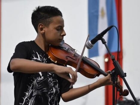 Dylan Villanueva, joven violinista de la ciudad, celebrará diez años en la música este viernes en ATE Casa España