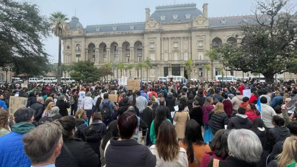 Multitudinaria marcha contra los recortes para personas con discapacidad en Santa Fe: 
