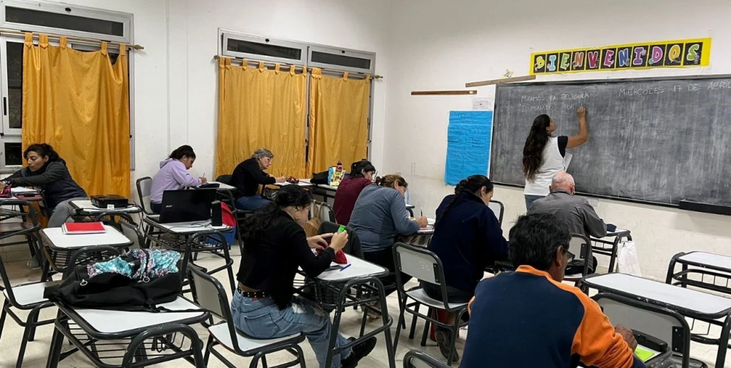 Alerta en Entre Ríos: advierten por el inminente cierre de casi 60 Centros Educativos Primarios de jóvenes y adultos