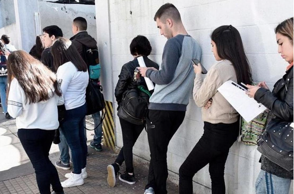 Empleo: mírame y no me toques