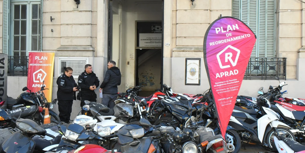 Mal estacionados y abandonados: retiran los autos secuestrados de las comisarías de la ciudad de Santa Fe