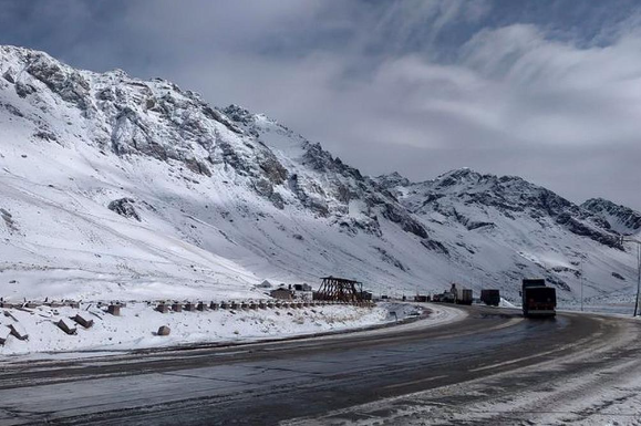 Mendoza suspende clases por intensas nevadas y problemas de transitabilidad