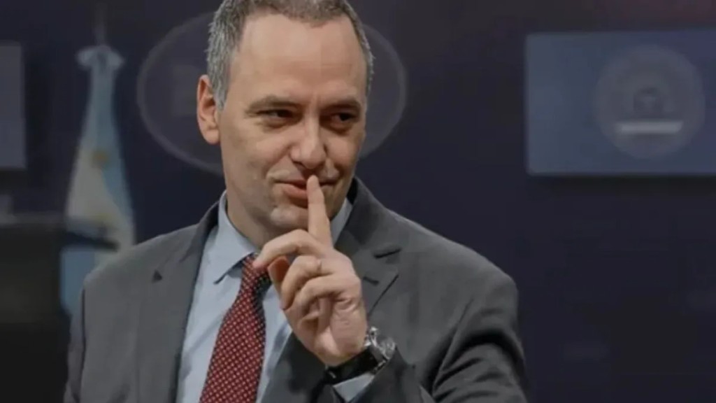 Manuel Adorni prepara su declaraci&oacute;n jurada en medio de una investigaci&oacute;n por su patrimonio