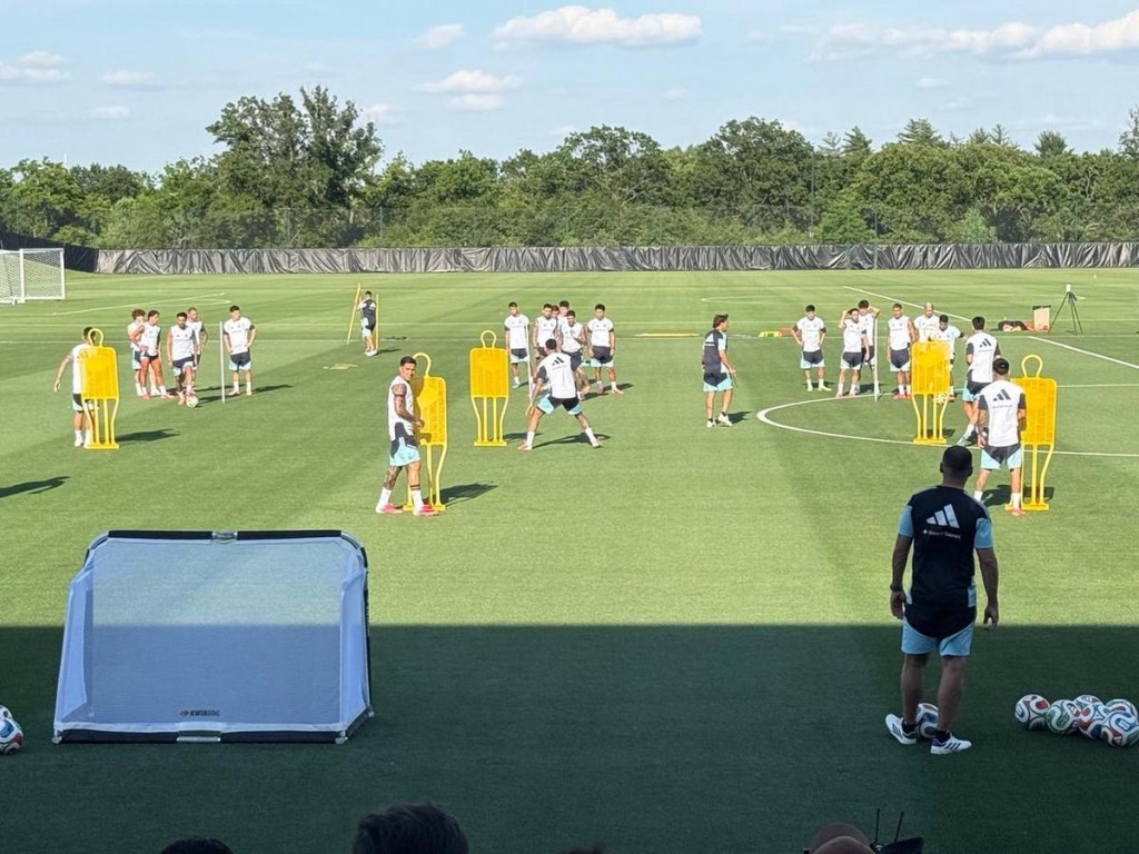 La Selecci&oacute;n entren&oacute; a puertas abiertas: Messi hizo movimientos diferenciados