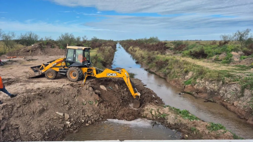 El Plan H&iacute;drico de Pullaro llega al norte de Santa Fe: licitan la limpieza de 10 canales troncales claves