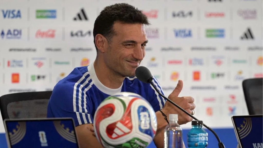 Lionel Scaloni descart&oacute; que haya lesionados en el plantel de la Selecci&oacute;n, dijo que el Dibu se encamina a atajar pero no confirm&oacute; el once titular
