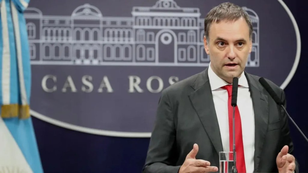 Manuel Adorni, bajo presi&oacute;n en el Senado: el peronismo denuncia una maniobra para blindarlo
