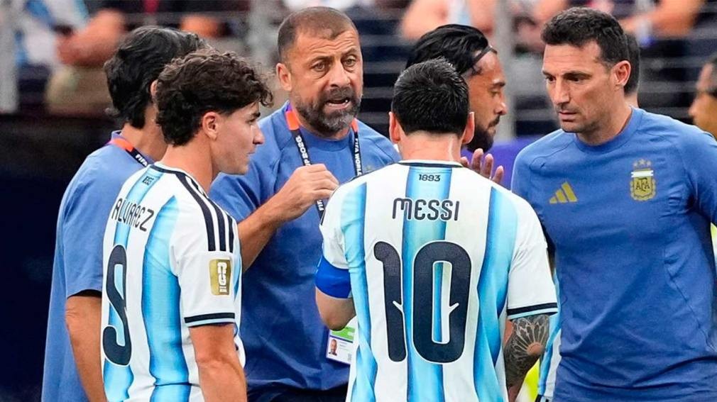El comentario viral de Carlitos Tevez al Mu&ntilde;eco Gallardo tras el primer gol de Messi ante Austria