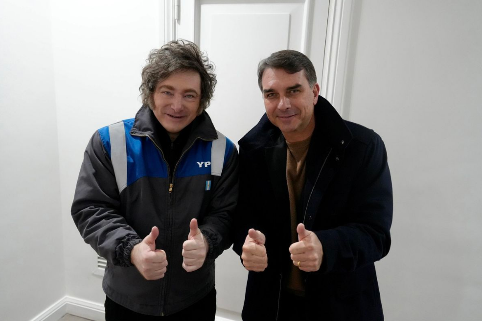 Javier Milei se reuni&oacute; con Fl&aacute;vio Bolsonaro y vaticin&oacute; una "marea azul" en las elecciones de Brasil
