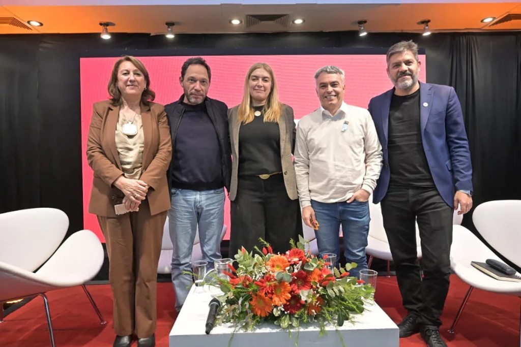 El Partido Socialista impulsa una alternativa para 2027 con consenso de un amplio arco opositor