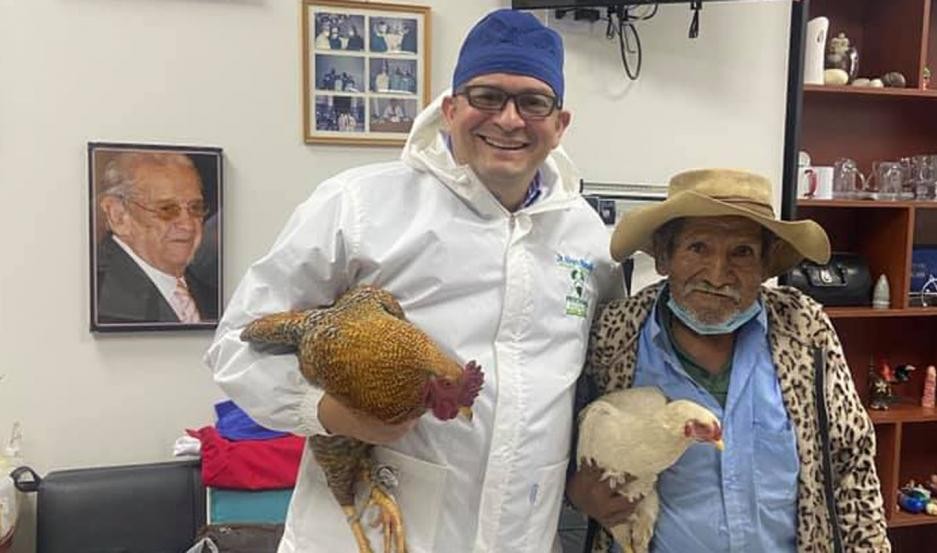Abuelito le “pagó” con dos gallinas al médico que lo operó gratis
