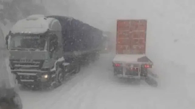 Más de 250 vehículos varados por las nevadas en el paso fronterizo Los Libertadores en Chile