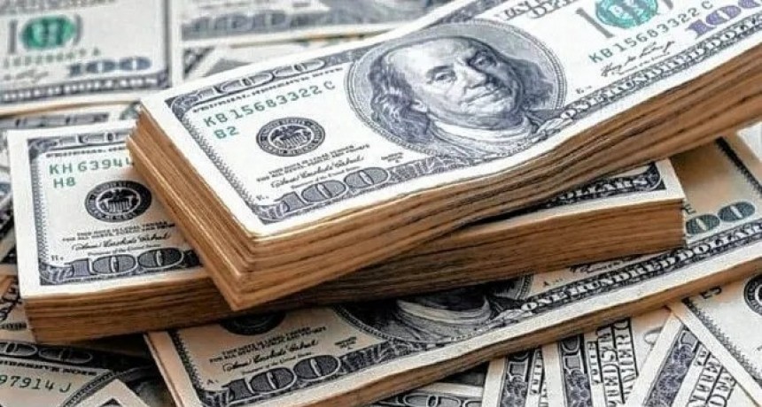 El dólar blue alcanzó un nuevo máximo histórico y cotiza en Santa Fe por encima de los $300 