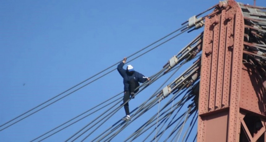Varias horas de tensión en el Puente Colgante por una persona subida a la cima de una de las torres