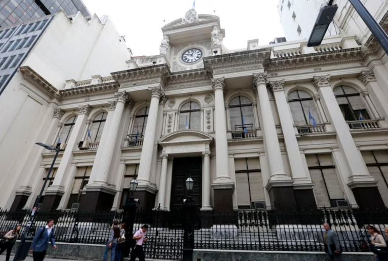 Nueva medida para contener al dólar: el BCRA habilitó una herramienta que los bancos reclamaban antes del último salto de la divisa