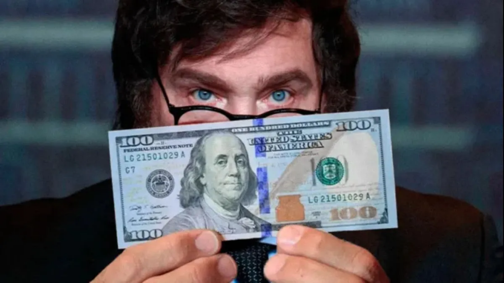El dólar superó los $1.300 y un economista clave para Javier Milei explicó qué podría pasar