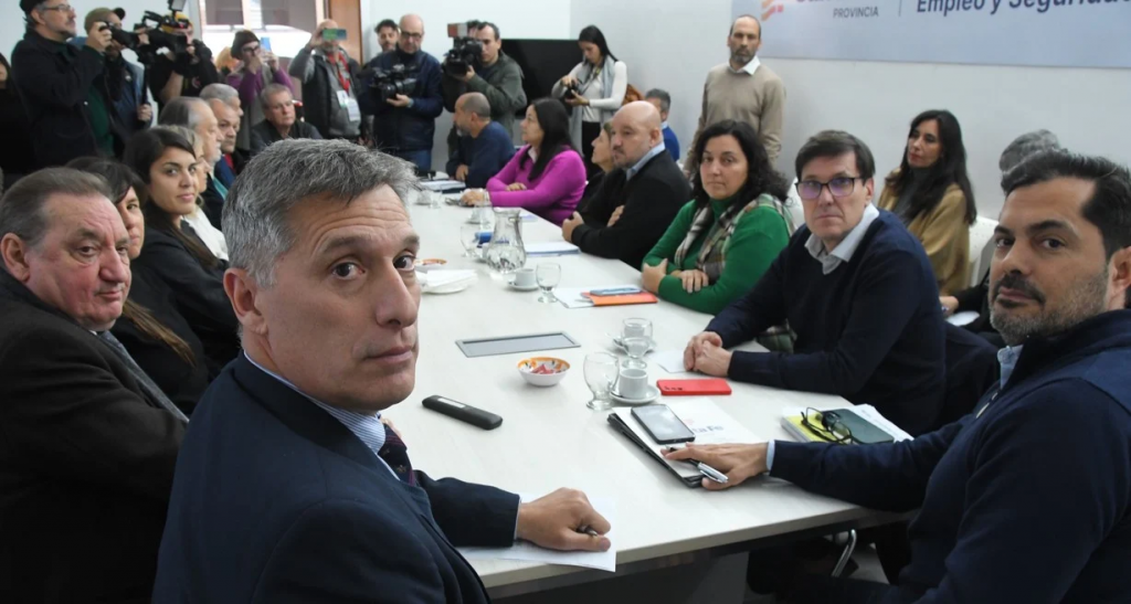Paritaria docente: el gobierno dio sus números y los gremios salieron 