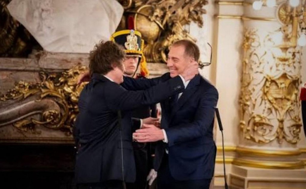 Sobre emocionalidad y pol&iacute;tica: el largo abrazo de Milei con Santilli y Adorni