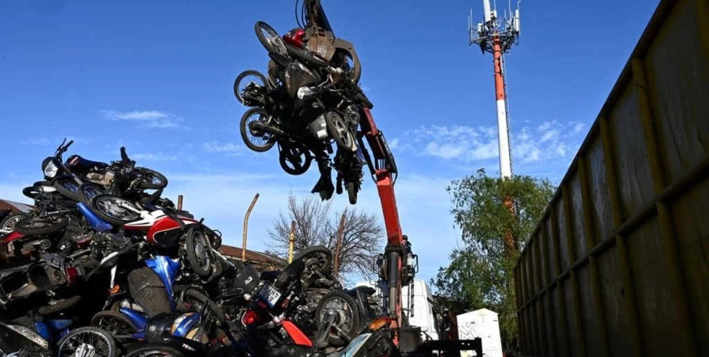 Por las peligrosas fugas de fluidos contaminantes, har&aacute;n otra "urgente" compactaci&oacute;n de veh&iacute;culos