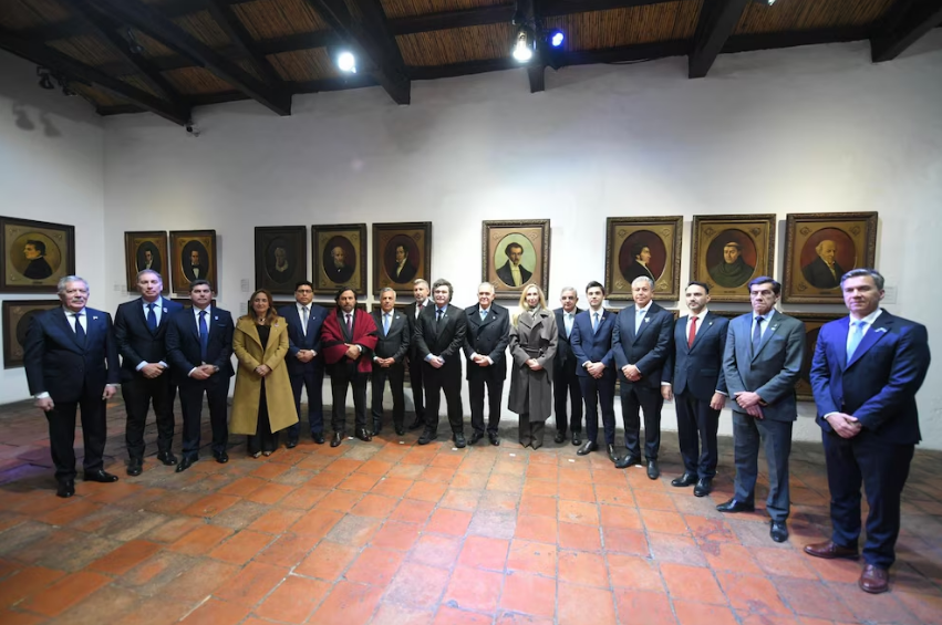 Javier Milei consigui&oacute; una foto con gobernadores y reedit&oacute; el Pacto de Mayo en la previa de duras votaciones en el Congreso