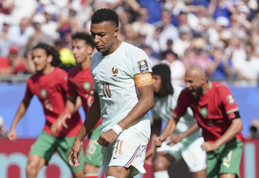 Preocupaci&oacute;n en Francia: Kylian Mbapp&eacute; pidi&oacute; el cambio y termin&oacute; con hielo en uno de sus tobillos