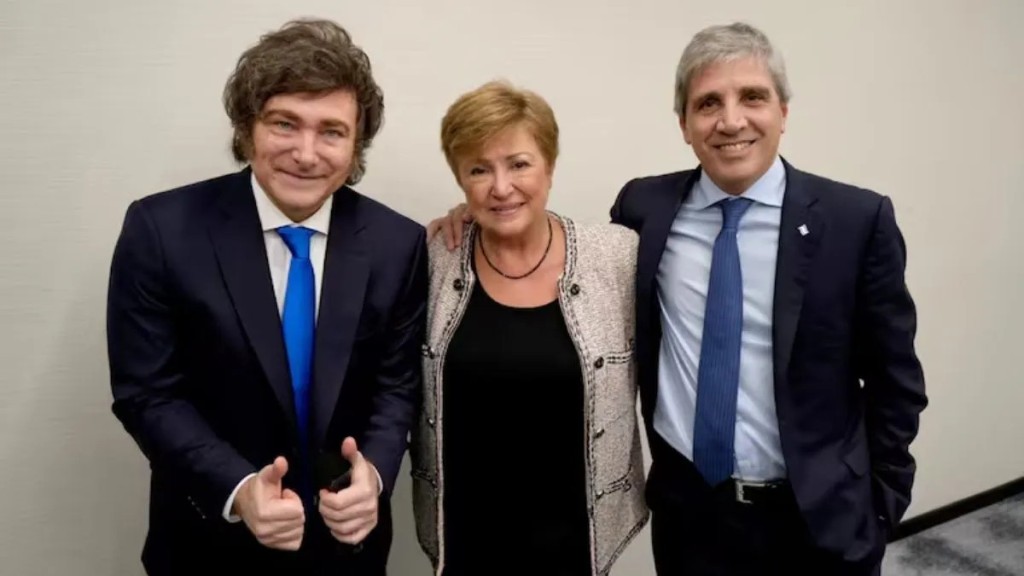 El FMI proyect&oacute; c&oacute;mo seguir&aacute; la econom&iacute;a argentina: qu&eacute; espera para la inflaci&oacute;n y la actividad
