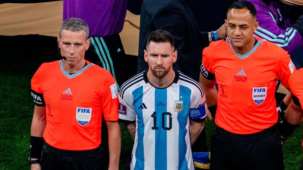 &ldquo;Messi consigue al que quer&iacute;a&rdquo;: en Inglaterra explotaron por el &aacute;rbitro de la semifinal ante Argentina