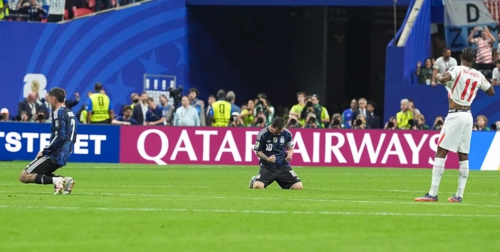 Argentina, a lo campe&oacute;n, con un equipo de guapos en la tierra y Diego en el cielo