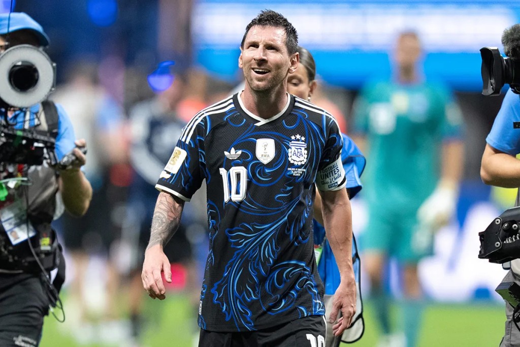Messi emocion&oacute; a todos con su mensaje para Maradona tras vencer a Inglaterra: "Es un regalo para &eacute;l"