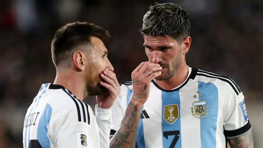 El "d&iacute;a despu&eacute;s" de los finalistas: la &iacute;ntima foto de Lionel Messi y Rodrigo De Paul con un detalle dorado que ilusiona a los hinchas