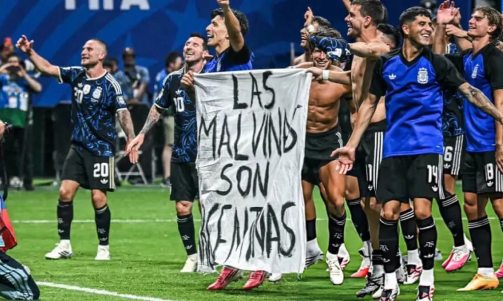 La FIFA abri&oacute; una investigaci&oacute;n a la AFA por la bandera de Malvinas y los incidentes en la final ante Espa&ntilde;a