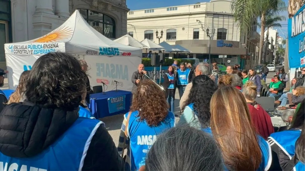 Los gremios docentes se movilizaron en la Peatonal de Santa Fe en rechazo a la oferta salarial del Gobierno