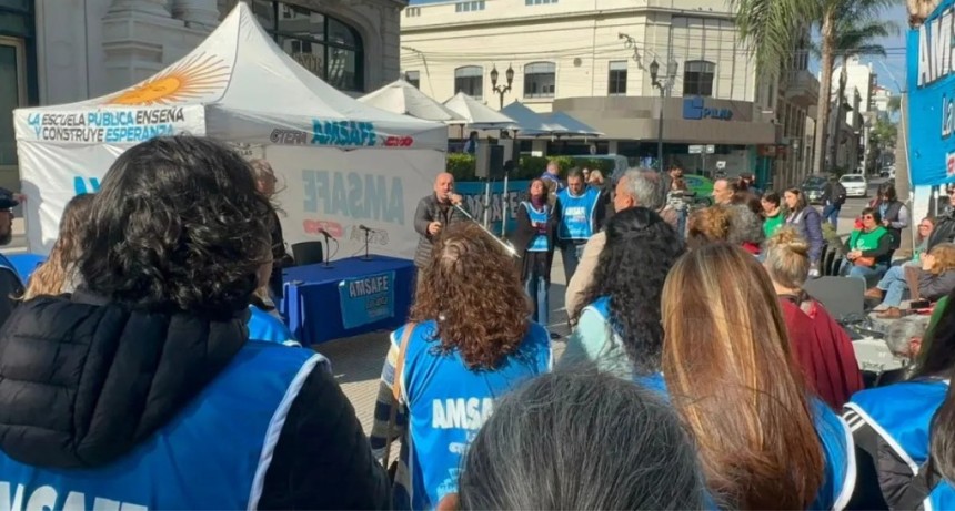Los gremios docentes se movilizaron en la Peatonal de Santa Fe en rechazo a la oferta salarial del Gobierno