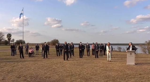 El Presidente junto a Perotti y seis gobernadores acordaron la puesta en marcha de la Hidrovía Paraná-Paraguay