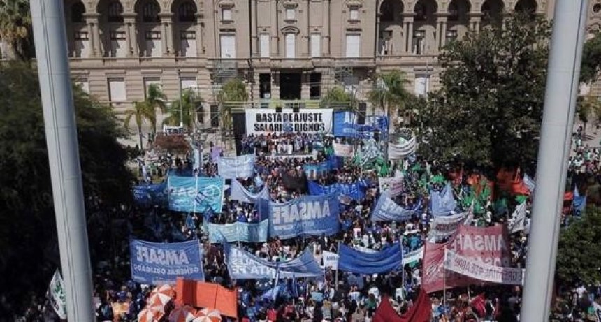 Martes de paros y protestas de diferentes gremios en reclamo de reapertura de paritarias 