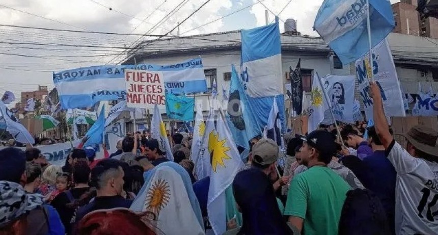 Marcha en apoyo a Cristina frente a los juzgados federales de Santa Fe