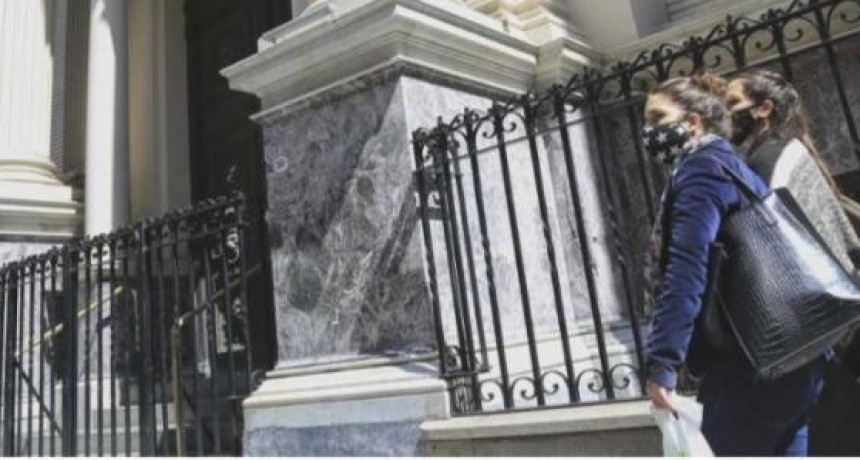 El Banco Central evalúa prohibir la compra de dólar ahorro a quienes reciban subsidios energéticos