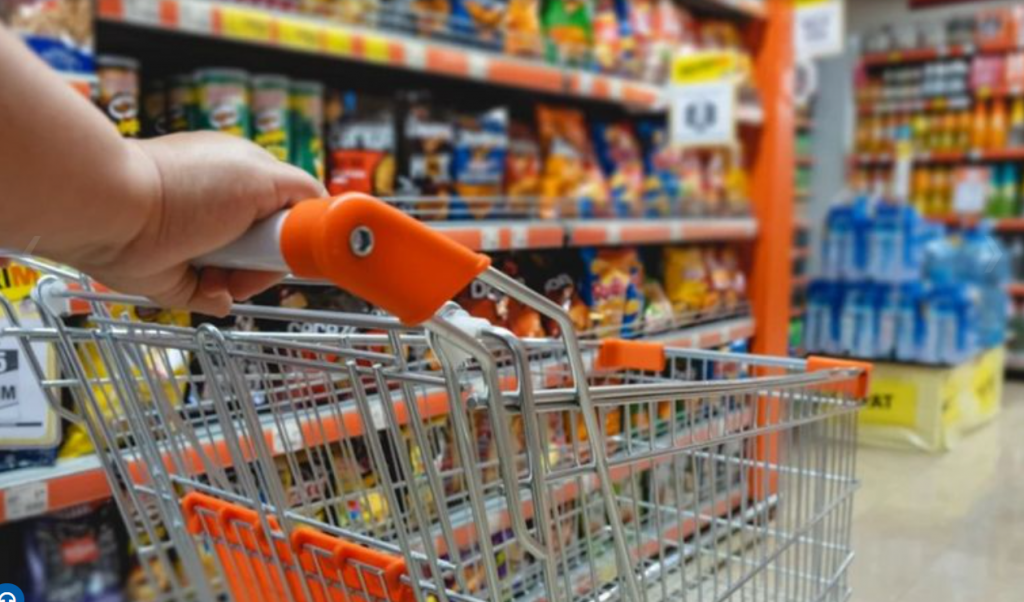 Una importante cadena de supermercados anunció que se va del país