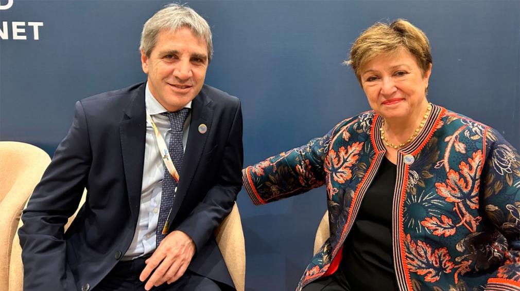 Caputo justificó la suba del dólar y anunció ajustes en la meta de reservas con el FMI