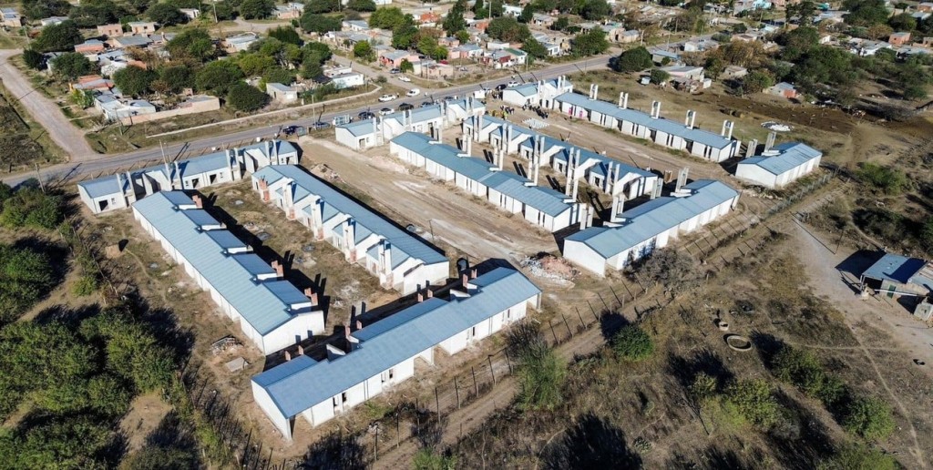 Provincia reactivó la obra de 45 viviendas abandonadas en Tostado