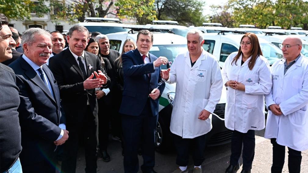El gobernador Zamora entregó 90 ambulancias al Ministerio de Salud