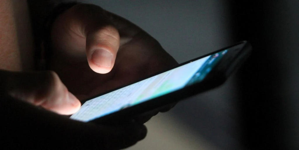 Llevó a reparar su teléfono y el técnico sacó un crédito desde su billetera virtual