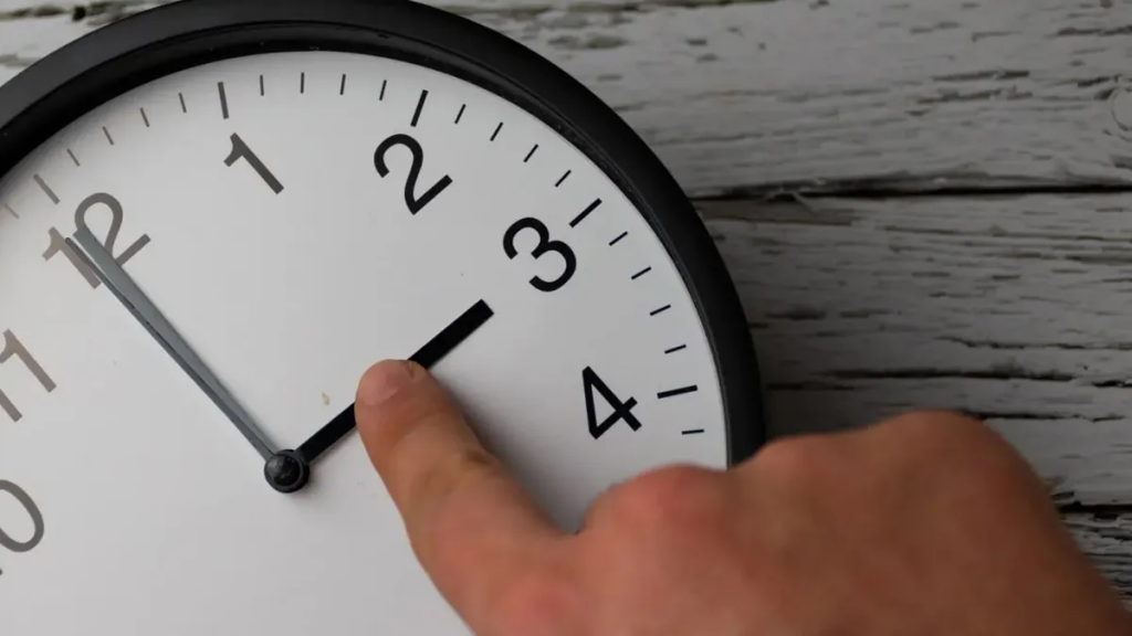 Cambio de huso horario en Argentina: qué pasa si se atrasa una hora el reloj, según un especialista