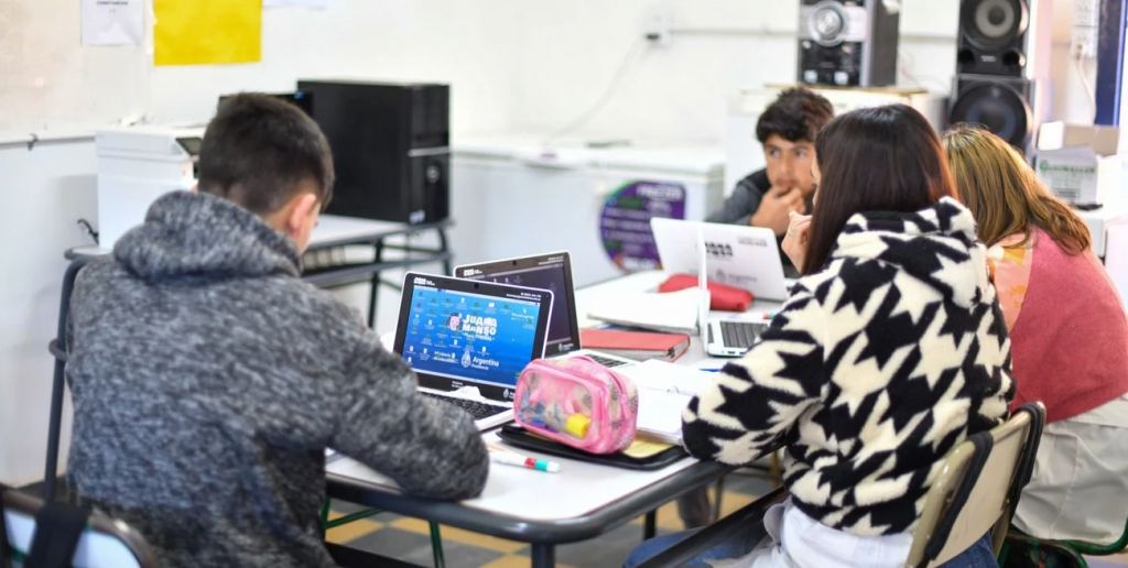 Seis de cada diez estudiantes creen que su situación económica limita sus proyectos a futuro