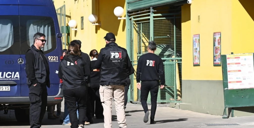 Hicieron tres boquetes y con explosivos volaron la caja fuerte de un supermercado en Santa Fe