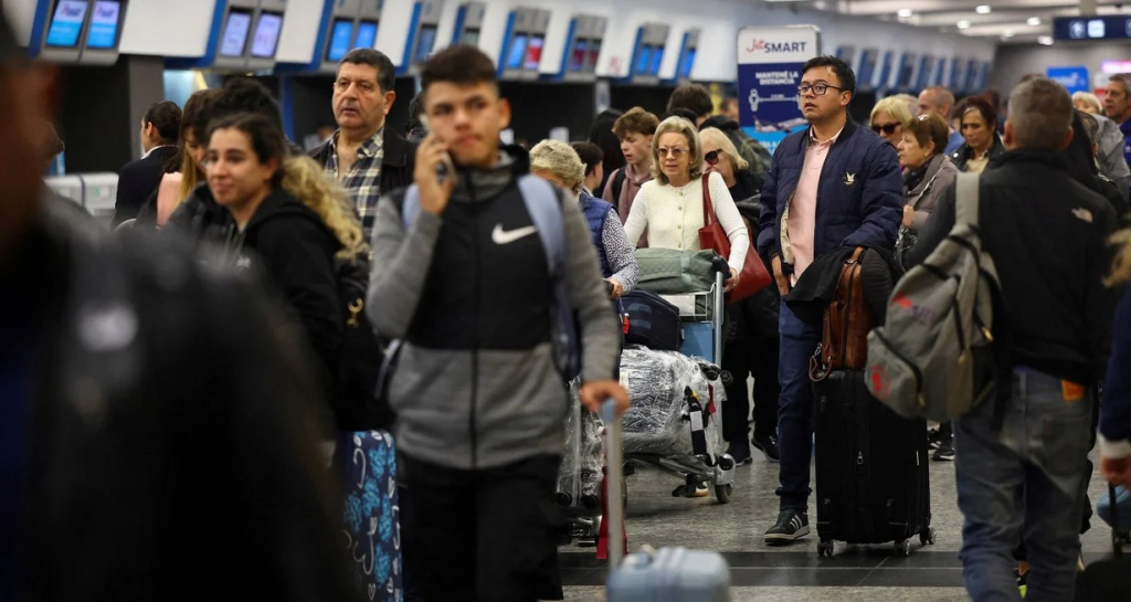 En julio, viajaron más del doble de argentinos al exterior que los turistas que arribaron al país