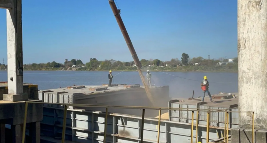 Partieron más de 20 mil toneladas de soja en nueve barcazas desde el Puerto de Santa Fe