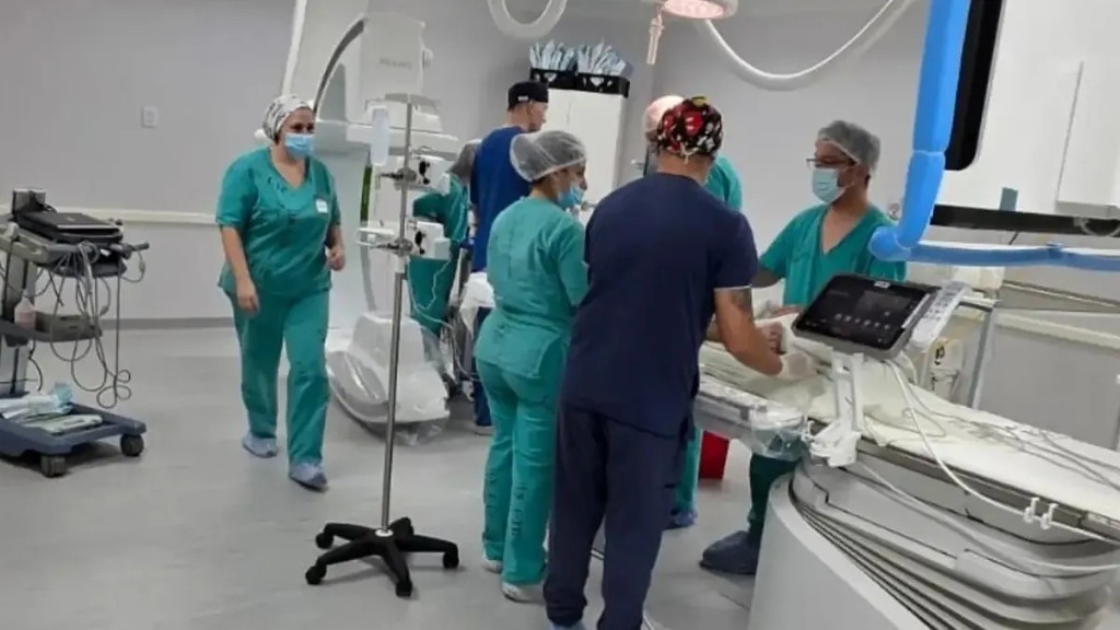 Una santafesina al frente de un hito m&eacute;dico: el hospital Alassia realiz&oacute; por primera vez un implante card&iacute;aco in&eacute;dito en un adolescente