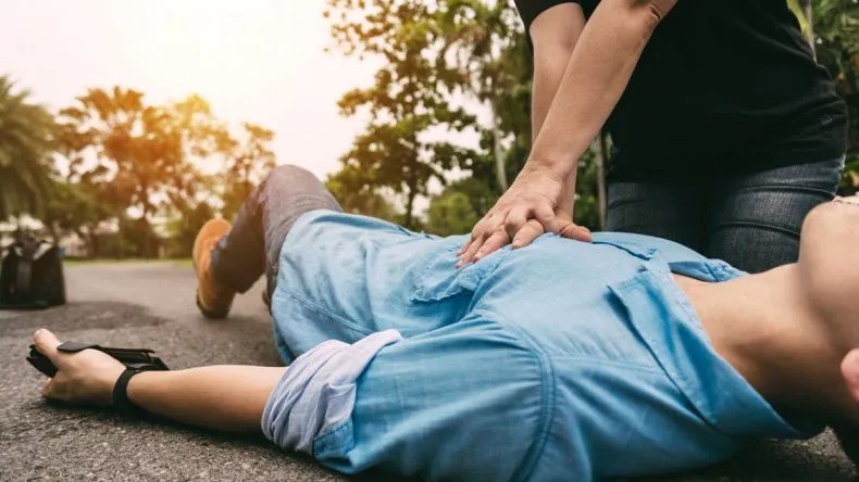 Una escena incre&iacute;ble en Rosario: le hac&iacute;a RCP a un hombre que hab&iacute;a muerto en la calle y le rob&oacute; la billetera