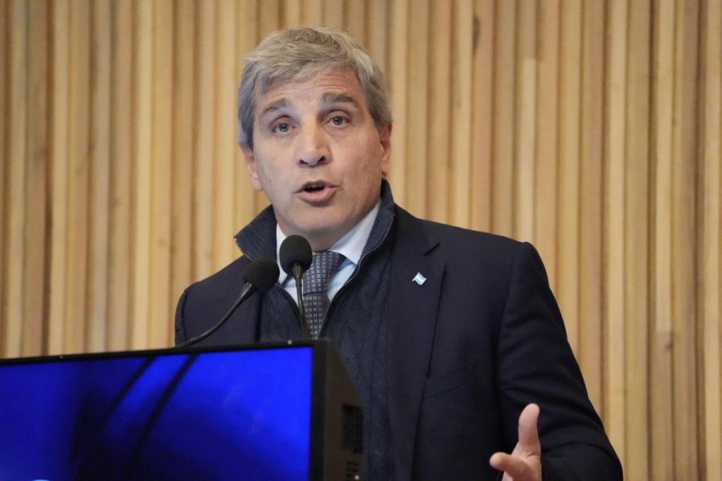 Caputo, en C&oacute;rdoba: "Soy sumamente optimista con la reelecci&oacute;n de Milei en 2027"